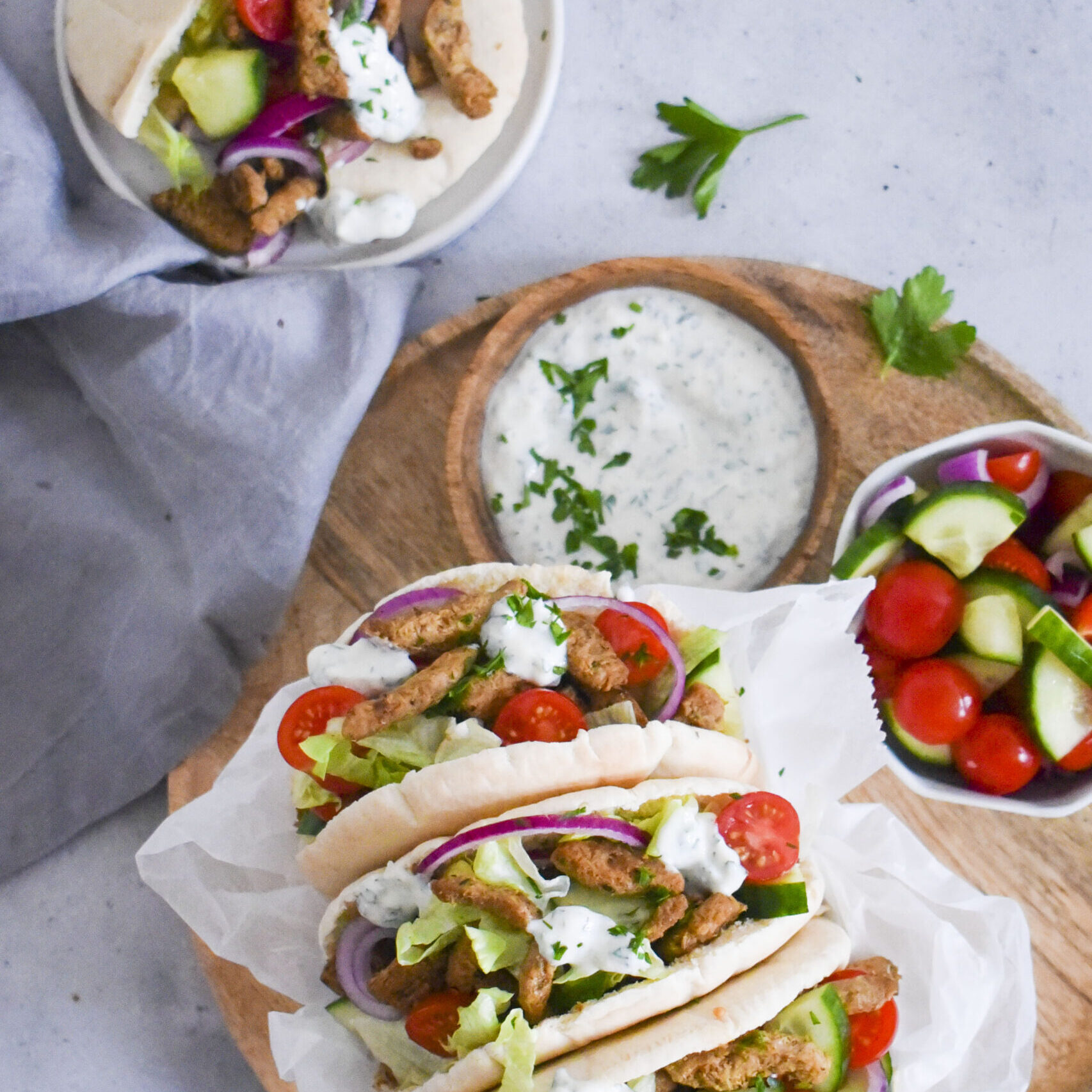 Pita met Lekker Veggie Gyros reepjes, salade en snelle knoflooksaus
